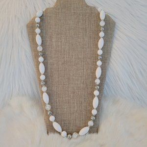VINtage 1970s‎ White Acrylic Clear Swirl Bead Necklace Silver Tone 12051